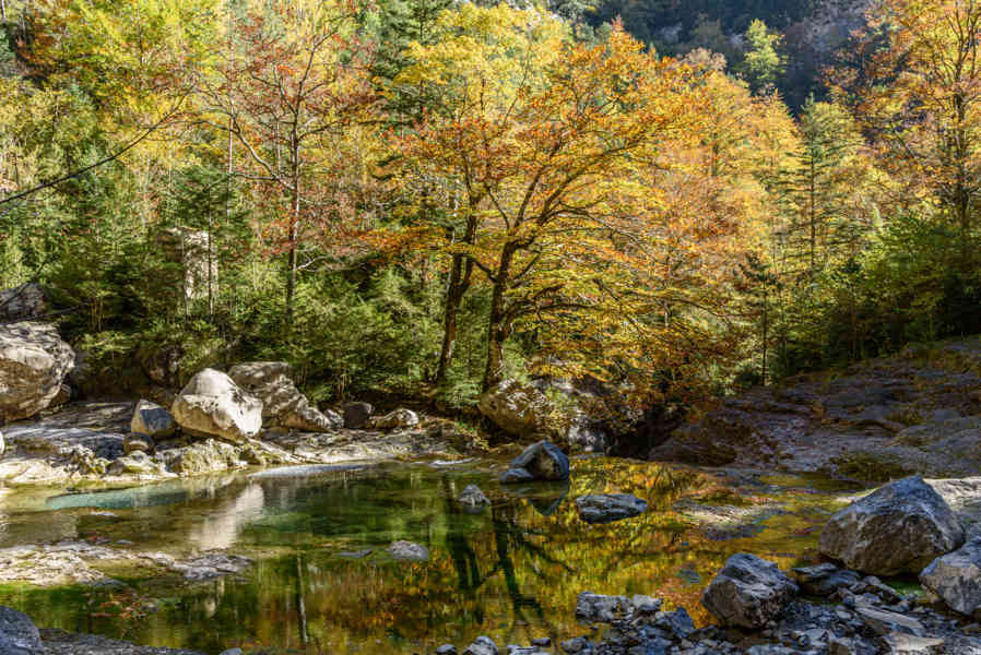 Huesca - parque nacional de Ordesa y Monte Perdido - valle de Añisclo 90 - cañon de Añisclo - rio Aso.jpg